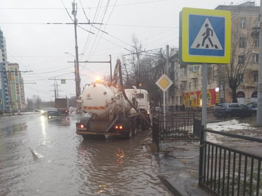 В Иванове прочищают дождеотводы и ликвидируют подтопления